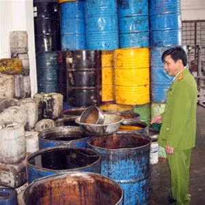 Lực lượng Công an kiểm tra nơi sản xuất dầu ăn đã qua sử dụng tại cơ sở do ông Ngô Văn Dũng làm chủ. Ảnh: ANTĐ Lực lượng Công an kiểm tra nơi sản xuất dầu ăn đã qua sử dụng tại cơ sở do ông Ngô Văn Dũng làm chủ. Ảnh: ANTĐ