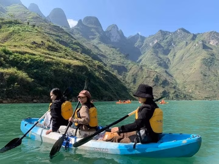 Màu nước xanh trong tuyệt đẹp - Ảnh: Lê Hương Giang