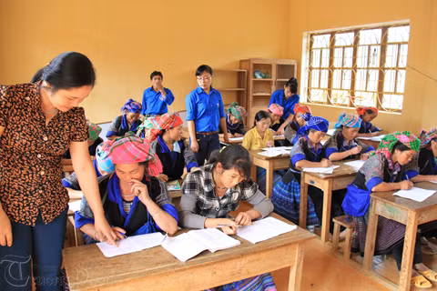 Để động viên được bà con đến lớp, giáo viên, sinh viên tình nguyện phải nhờ các em học sinh của trường đến nói chuyện, khuyên nhủ nhiều. Có những hôm, trời tối, trời mưa cũng phải đến đón đồng bào đi học. Giáo viên ở đây cho biết, bình thường thì không sao, nhưng mỗi khi có việc như đám ma, đám cưới, lớp học lại vắng rất nhiều