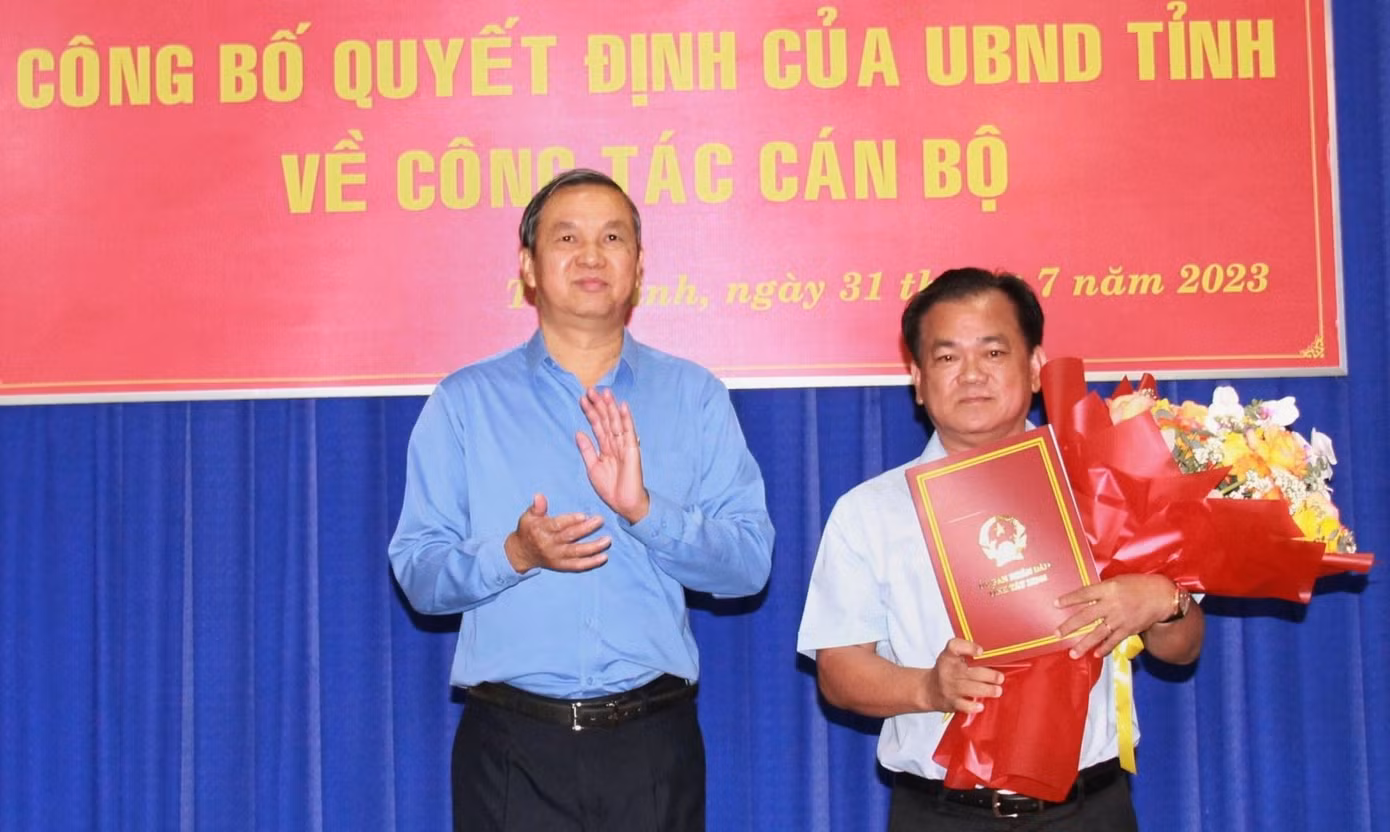 Ông Hà Văn Cung (phải) tân Chủ tịch Công ty Xổ số kiến thiết tỉnh Tây Ninh.