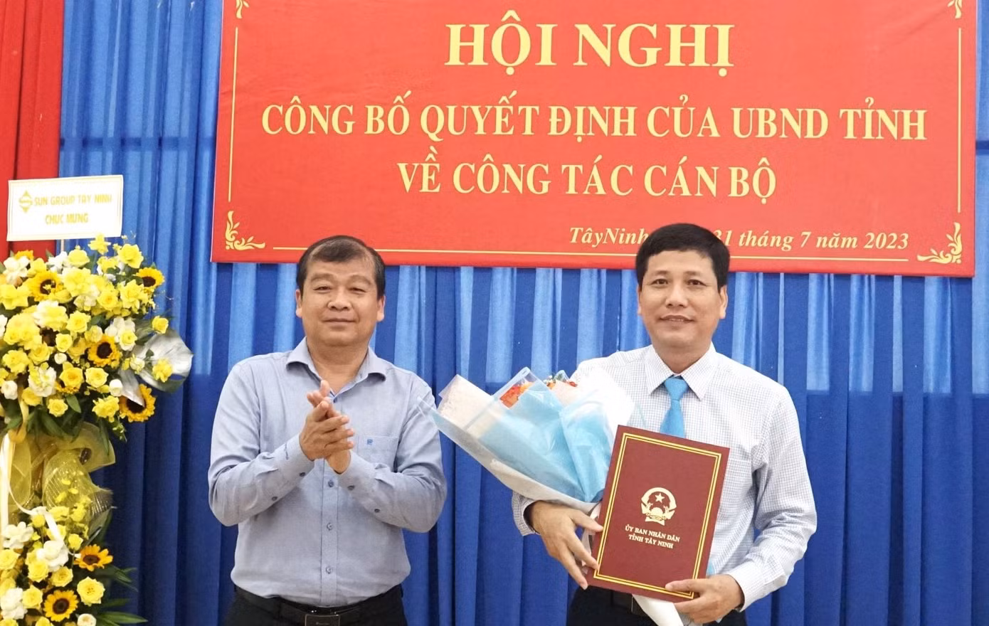 Ông Trần Thái Nam (phải), tân Trưởng Ban Quản lý Khu du lịch quốc gia núi Bà Đen.