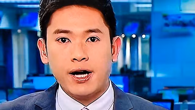 Phát thanh viên TVB Dung Gia Diệu chảy nước mắt không ngừng lúc đưa tin về bất động sản lao dốc ở Hong Kong (Trung Quốc).