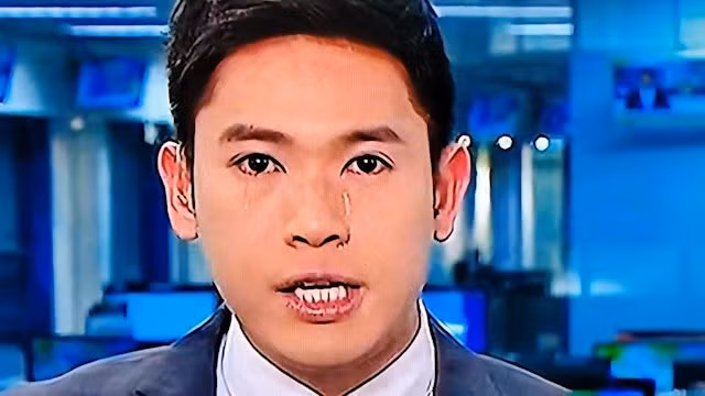 Phát thanh viên TVB Dung Gia Diệu chảy nước mắt không ngừng lúc đưa tin về bất động sản lao dốc ở Hong Kong (Trung Quốc).