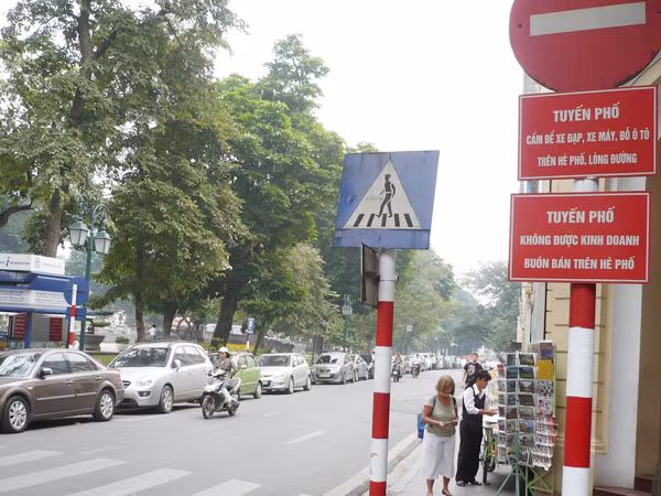 Phố Lê Trực, ô tô đỗ thành hàng dài. Ảnh: T.Đ
