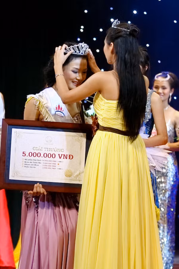 Hương Giang trao vương miện cho Thu Nga trong đêm chung kết Imiss Thăng Long 2010