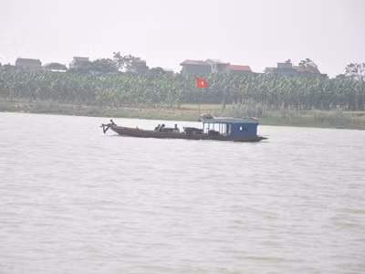Tàu tìm kiếm thi thể chị Huyền trên sông Hồng
