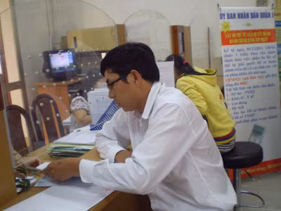 Người dân làm thủ tục nhà đất tại UBND quận 1. Ảnh : LT