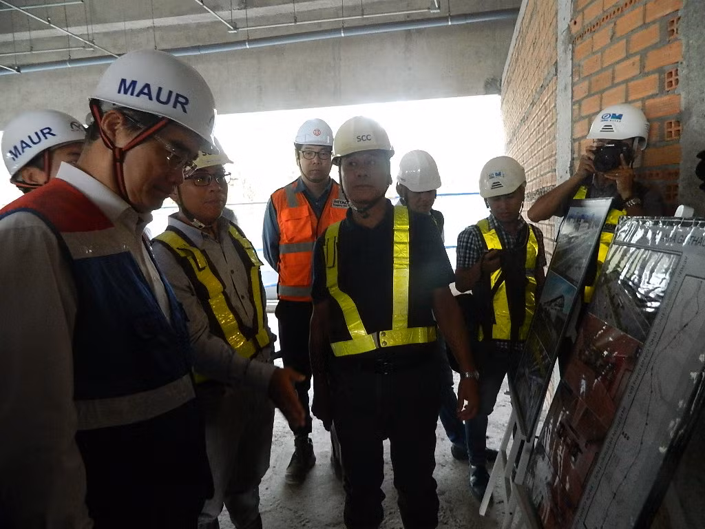 Bí thư TPHCM giải quyết 'nóng' vướng mắc trên công trường metro ảnh 3