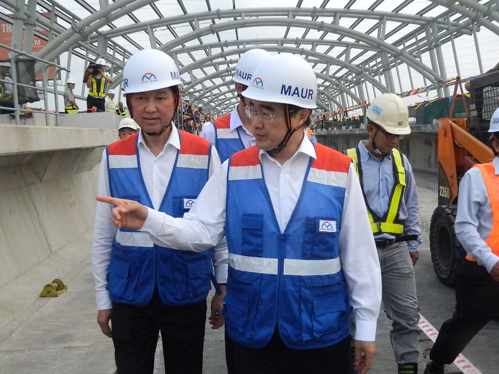 Bí thư TPHCM giải quyết 'nóng' vướng mắc trên công trường metro ảnh 7