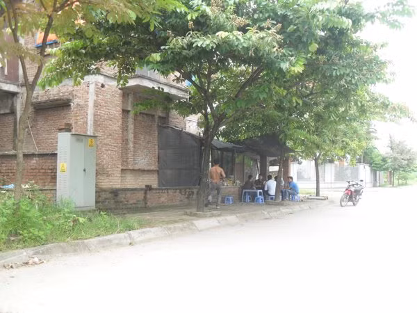 Quán trà đá có vị trí "đắc địa" ngay trước căn biệt thự bỏ hoang . Quán trà đá có vị trí
