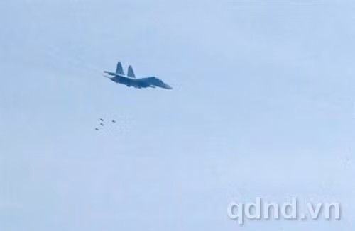 ... và ném bom xuống mục tiêu 