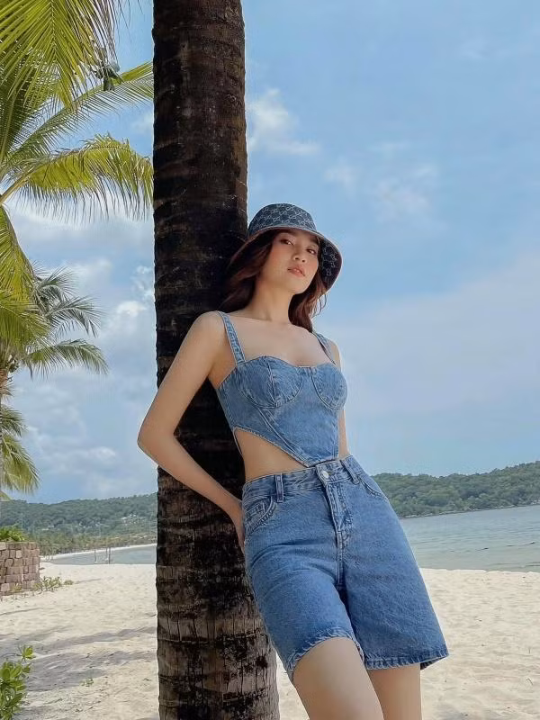 Ninh Dương Lan Ngọc "thả dáng" bên bờ biển với gu thời trang đậm chất mùa Hè. Ninh Dương Lan Ngọc "thả dáng" bên bờ biển với gu thời trang đậm chất mùa Hè.