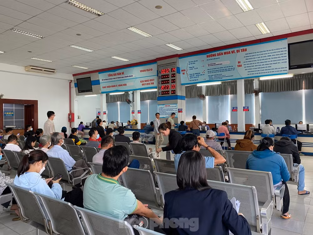 Khách chờ mua vé tàu tại ga Sài Gòn. Ảnh: Hữu Huy Khách chờ mua vé tàu tại ga Sài Gòn. Ảnh: Hữu Huy