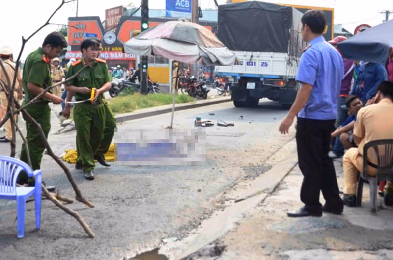 Thai phụ tử vong dưới bánh xe tải ảnh 2