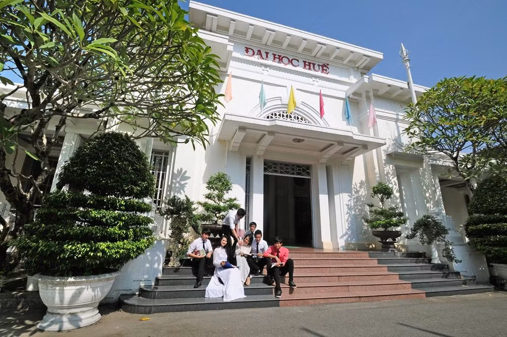Sinh viên ĐH Huế sẽ đi học trở lại sau Tết Nguyên đán. Sinh viên ĐH Huế sẽ đi học trở lại sau Tết Nguyên đán.