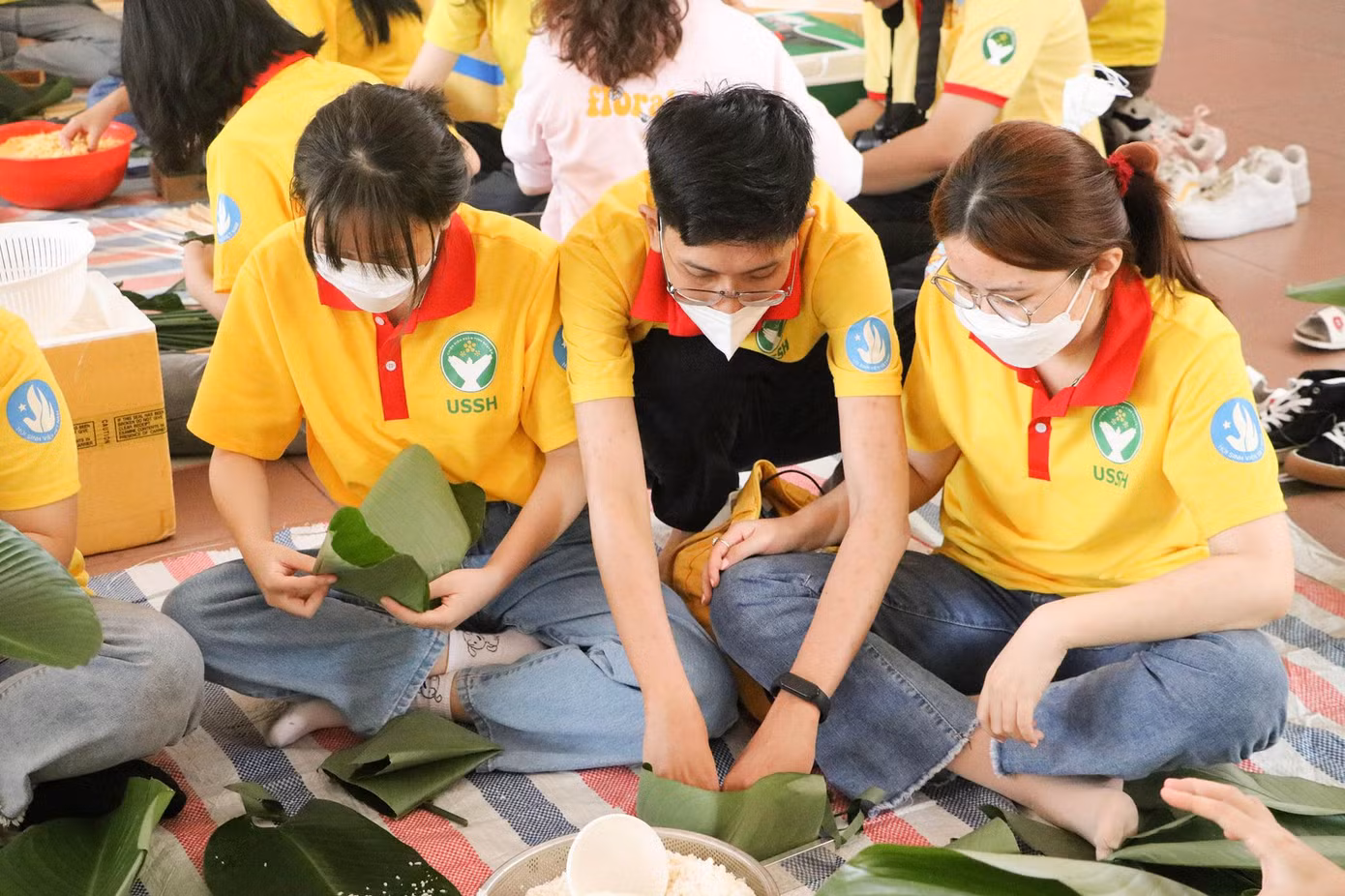 Những chiếc bánh chưng đầy ắp tình cảm sẽ được gửi đến những hoàn cảnh khó khăn.