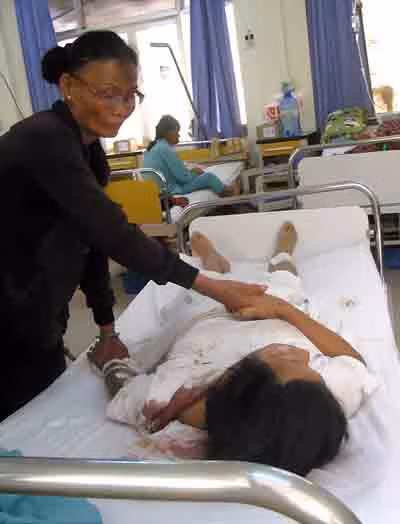 Anh Trịnh Bảy đang được chăm sóc tại Bệnh viện Khánh Hòa. Anh Trịnh Bảy đang được chăm sóc tại Bệnh viện Khánh Hòa