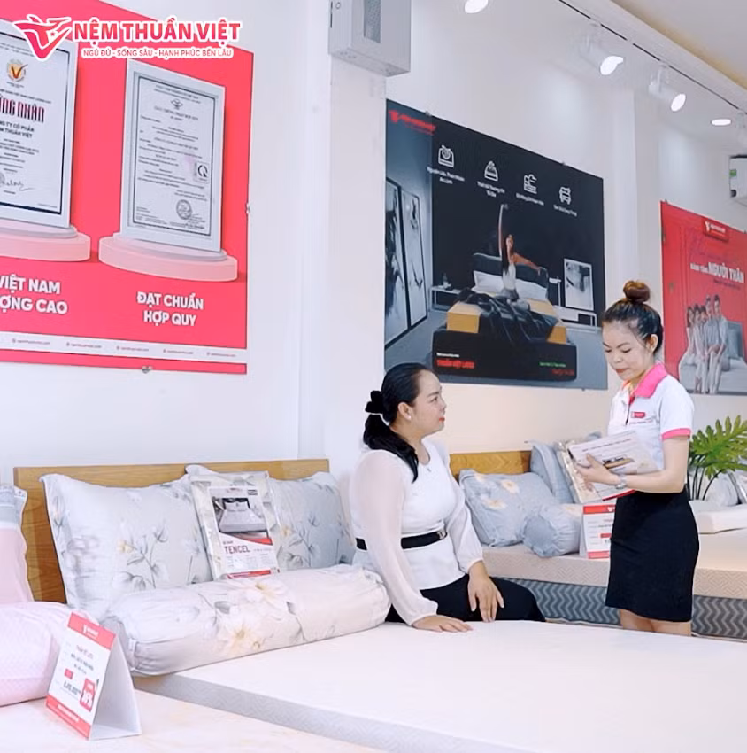 Nhân viên tư vấn tận tình với khách hàng