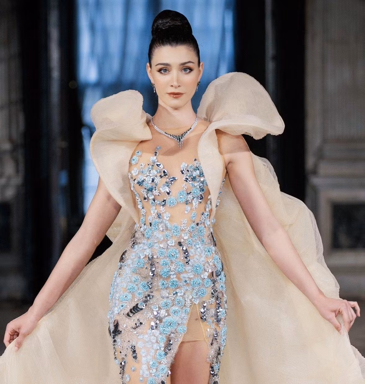 Hoa hậu Hoàn Vũ Italy 2021 Caterina Di Fuccia toát lên vẻ sang trọng, lộng lẫy khi trình diễn đầm dạ hội đính kết cùng vòng cổ Green Tourmaline và bông tai đá Emerald cao cấp từ thương hiệu trang sức CAO Fine Jewellery. Hoa hậu Hoàn Vũ Italy 2021 Caterina Di Fuccia toát lên vẻ sang trọng, lộng lẫy khi trình diễn đầm dạ hội đính kết cùng vòng cổ Green Tourmaline và bông tai đá Emerald cao cấp từ thương hiệu trang sức CAO Fine Jewellery.