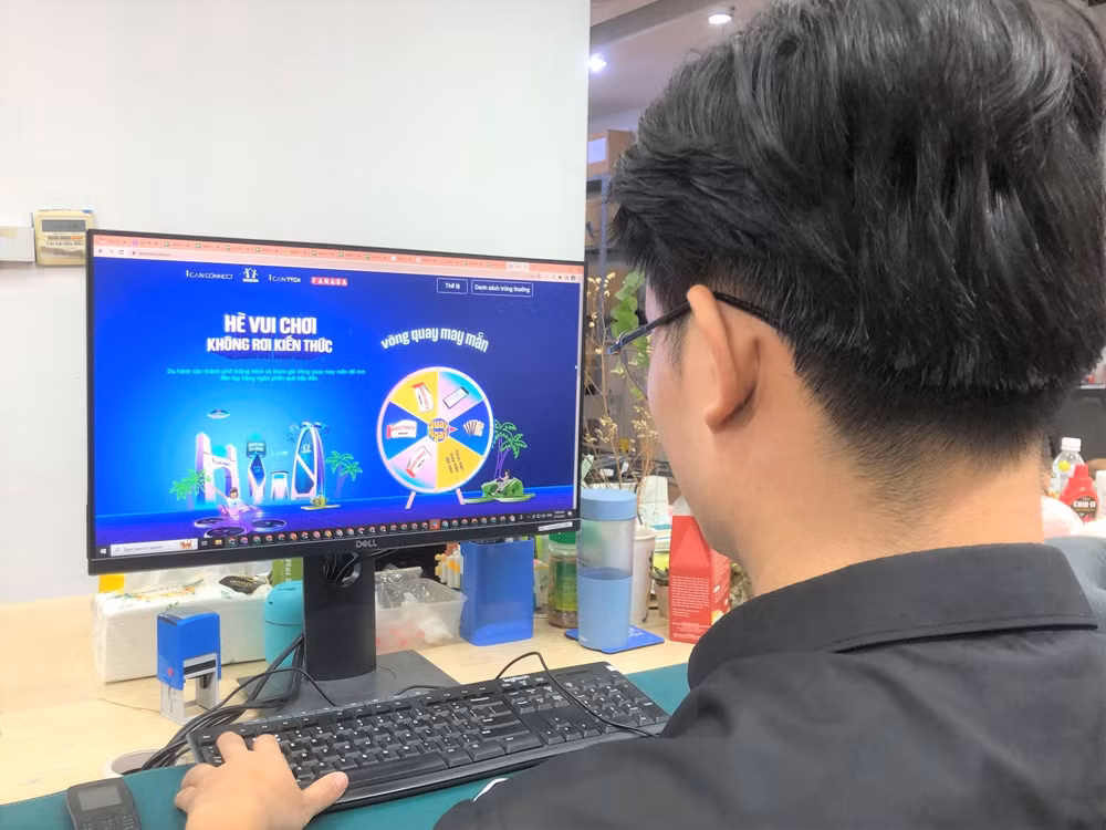 Tất cả mọi khách hàng đều được tham gia chương trình Vòng Quay May Mắn khi đến nhà sách Fahasa