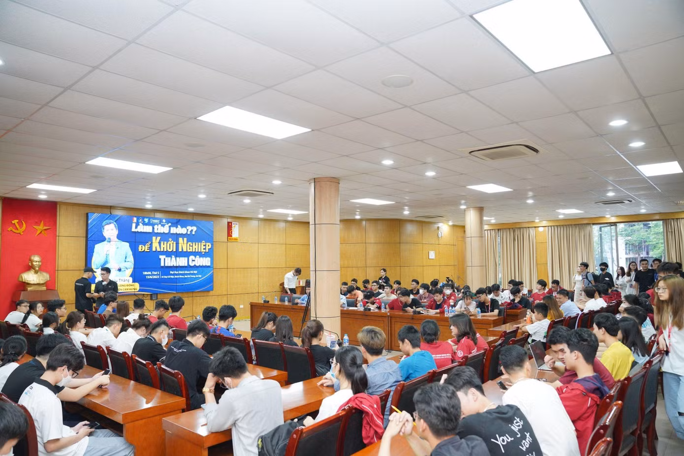 Hơn 200 sinh viên Đại học Bách Khoa tham dự sự kiện Talkshow “Làm thế nào để khởi nghiệp thành công?”