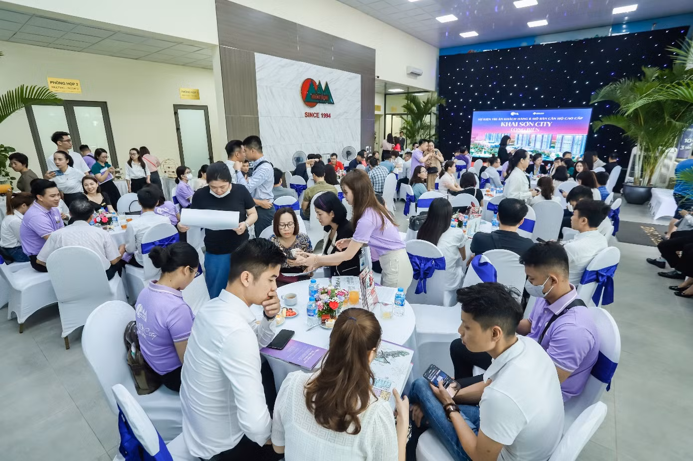 Khách hàng đã tấp nập tìm hiểu bất động sản ở Hà Nội. Khách hàng đã tấp nập tìm hiểu bất động sản ở Hà Nội.