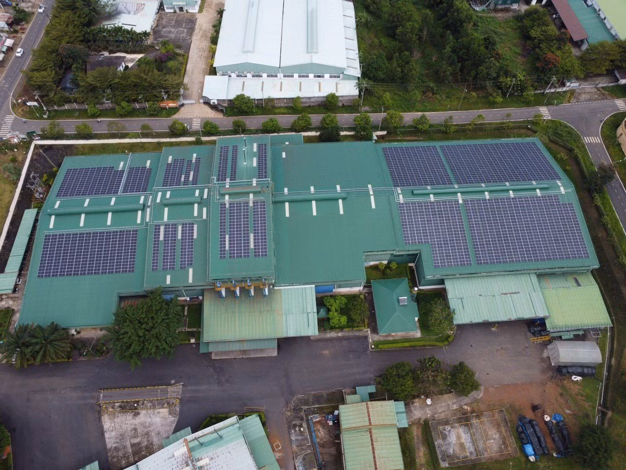 Điện mặt trời mái nhà tại công ty Acom, TP Bảo Lộc, tỉnh Lâm Đồng. Điện mặt trời mái nhà tại công ty Acom, TP Bảo Lộc, tỉnh Lâm Đồng.