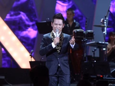 Mặc dù thời tiết thủ đô bị ảnh hưởng nặng nề bởi cơn bão số 4 nhưng vẫn có rất đông khán giả đến với liveshow của Bằng Kiều tại Trung tâm hội nghị quốc gia tối qua