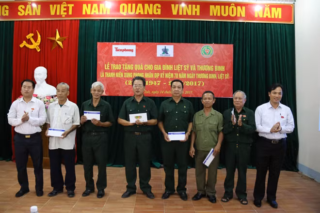 Trao 100 triệu đồng cho gia đình liệt sỹ, thương binh tại Hà Tĩnh ảnh 4