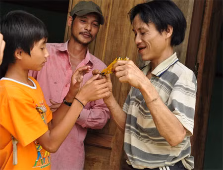 Anh Loan đã dần quen với cuộc sống cộng động, anh đang chơi bắn ná thun với cháu