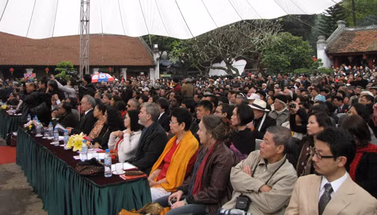 Đông đảo thi sĩ, văn nhân, du khách trong, ngoài nước cùng nhân dân đến tham dự Ngày thơ Việt Nam sáng 5 - 2