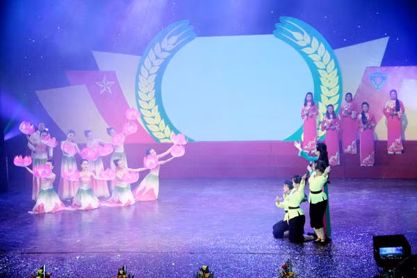Chương trình văn nghệ do Đoàn nghệ thuật Bộ tư lệnh Cảnh sát cơ động biểu diễn Ảnh: Cẩm Kỳ
