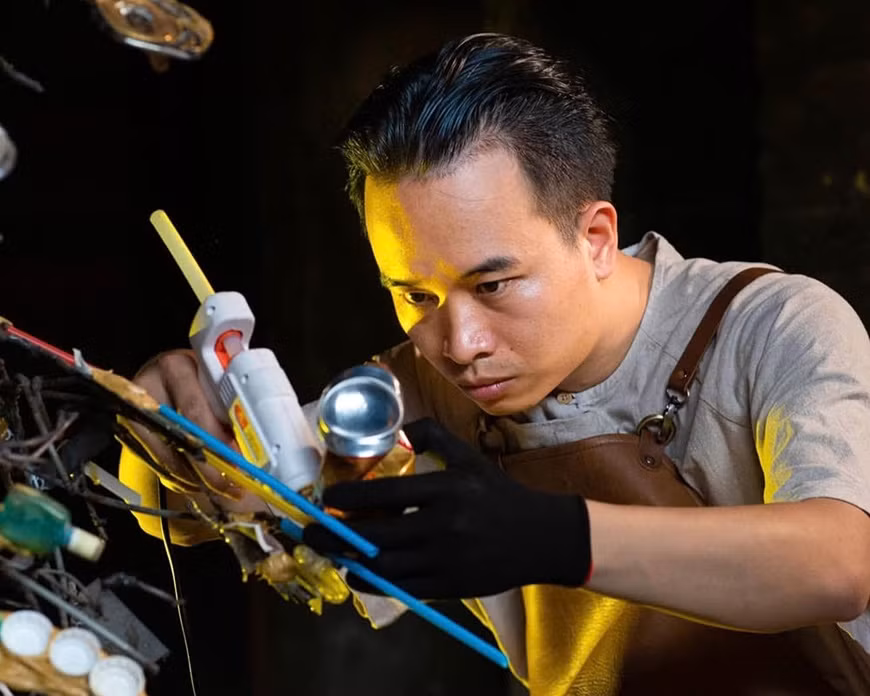 Nghệ nhân Bùi Văn Tự, nghệ sĩ Nguyễn Quốc Hoàng Anh (trái sang) được đề cử tại hạng mục Gương mặt trẻ ấn tượng lĩnh vực của Giải thưởng VTV Awards - Ấn tượng VTV 2024.