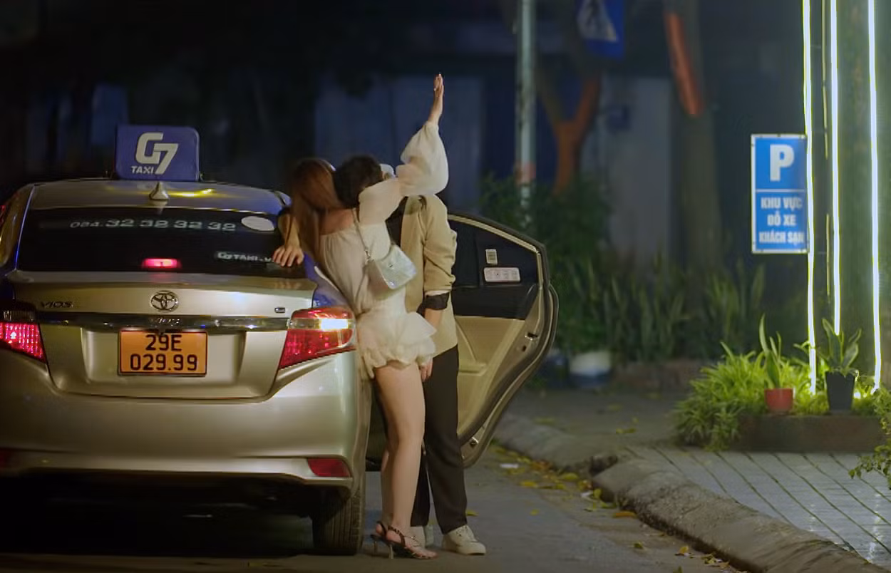 Hân (Việt Hoa) vội vàng đến đón chồng nhưng lại thấy chồng được một người phụ nữ dìu vào khách sạn.