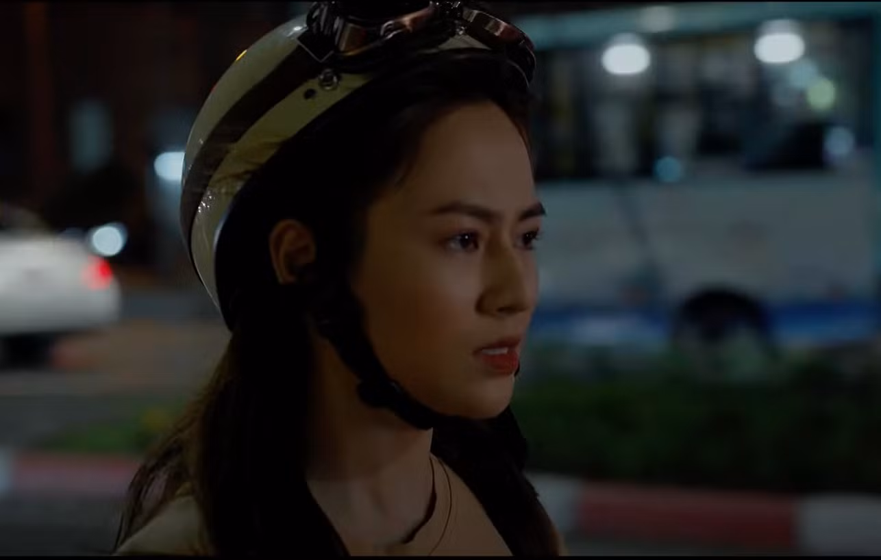 Hân (Việt Hoa) vội vàng đến đón chồng nhưng lại thấy chồng được một người phụ nữ dìu vào khách sạn.
