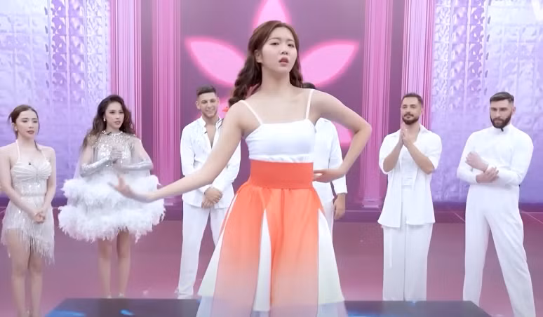 Minyoung và Lee Hooyeon mang đến sân khấu Bước nhảy hoàn vũ hai tiết mục múa dịu dàng, uyển chuyển. Minyoung và Lee Hooyeon mang đến sân khấu Bước nhảy hoàn vũ hai tiết mục múa dịu dàng, uyển chuyển.