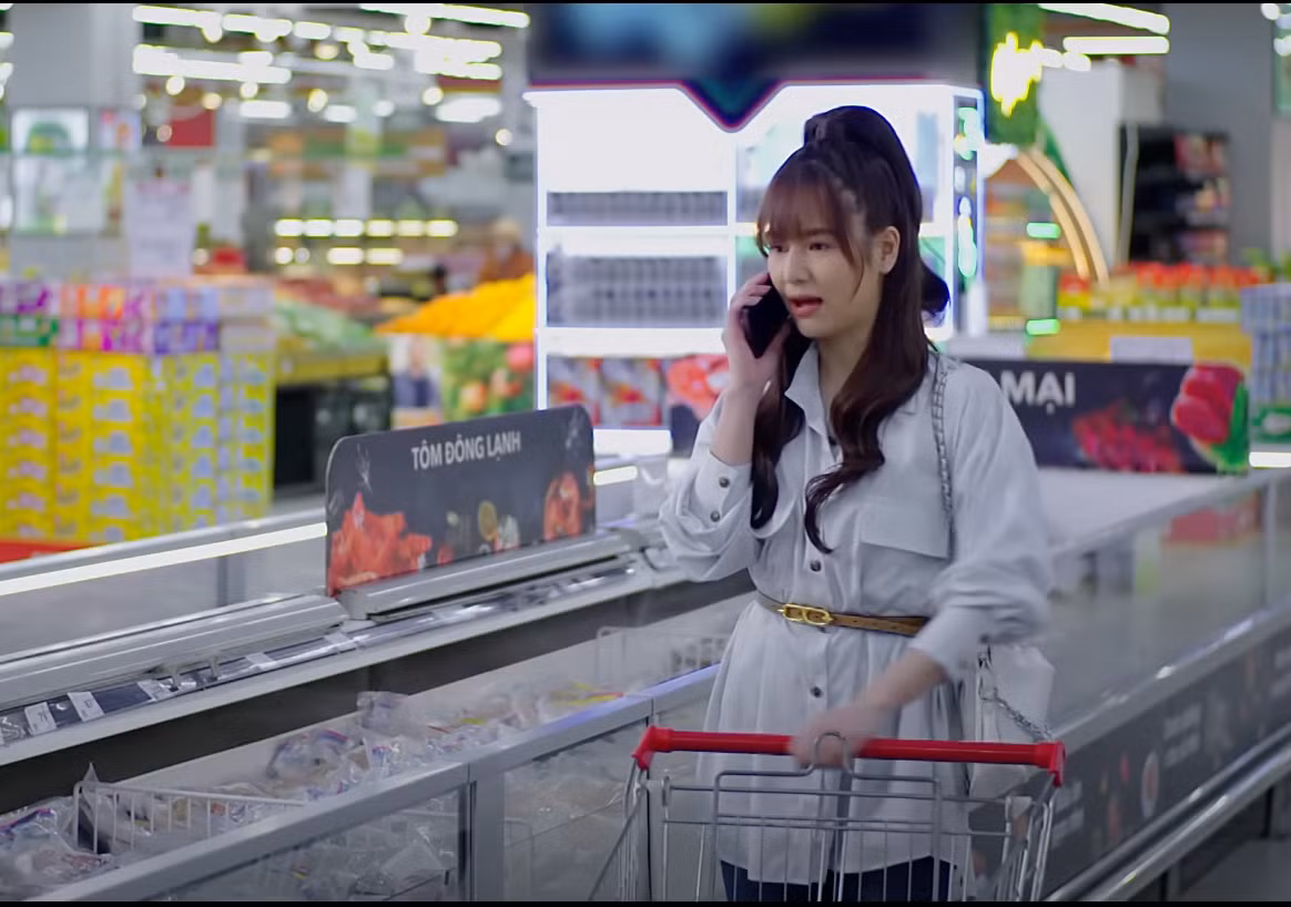 Hân (Việt Hoa) đi chợ, chuẩn bị nấu một bữa tối đặc biệt cho chồng nhân ngày kỷ niệm.