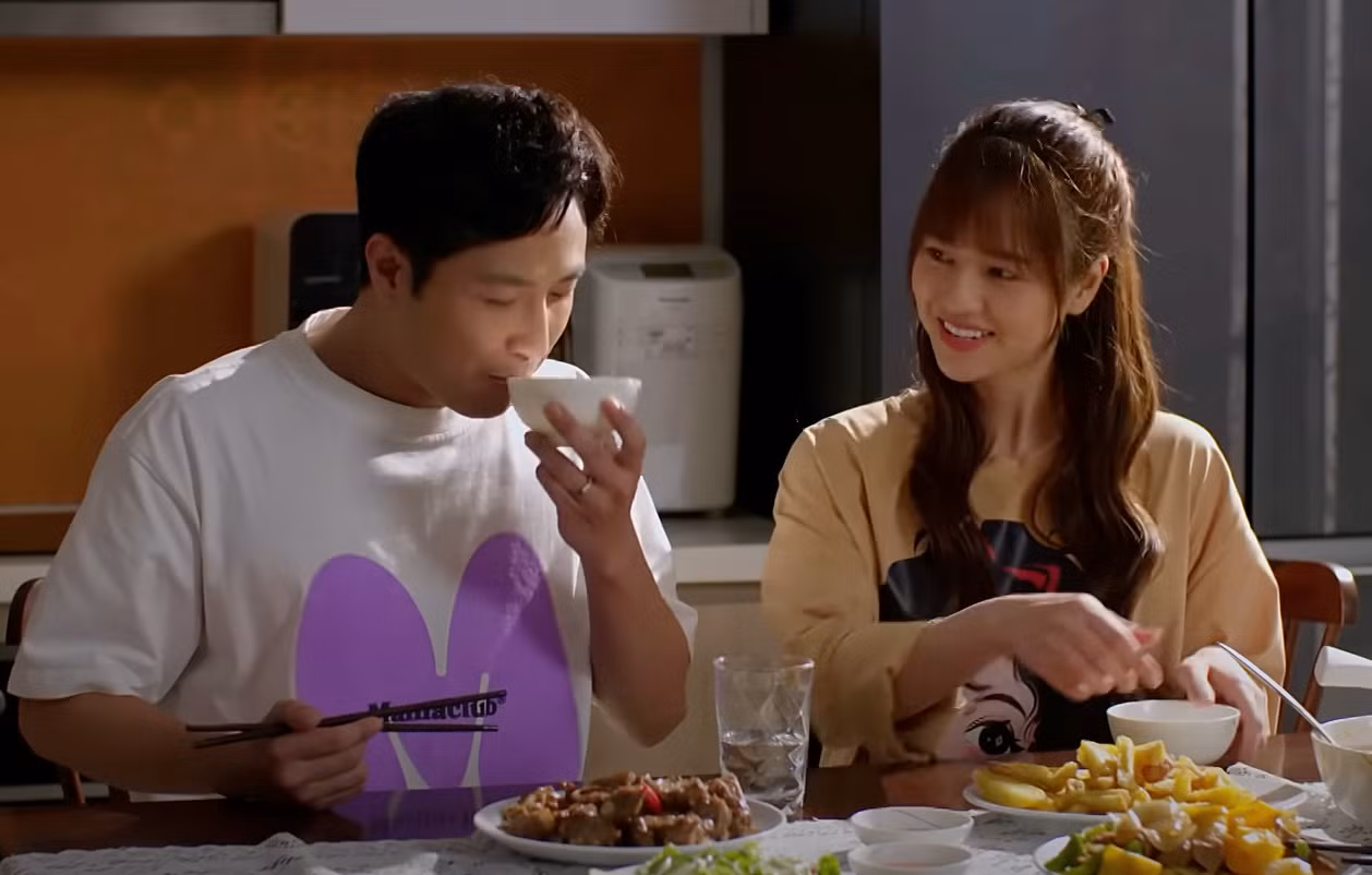 Hai vợ chồng hạnh phúc bên mâm cơm đặc biệt ngày kỷ niệm.