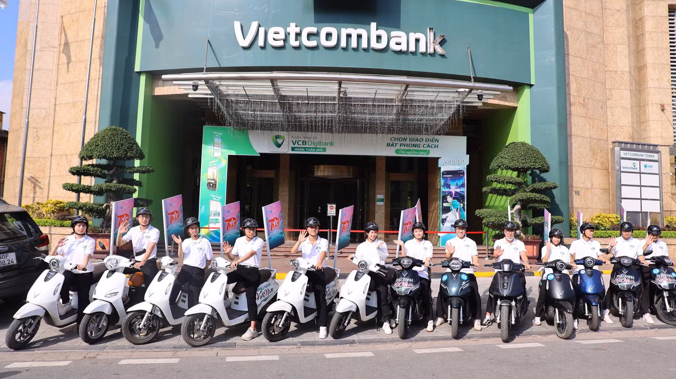 Hình ảnh ấn tượng của những chiếc xe điện phía trước toà nhà Vietcombank (Trần Quang Khải).