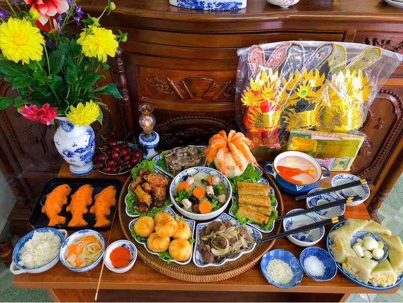 Mâm cúng được nhiều gia đình chuẩn bị chu đáo, đầy đủ. Mâm cúng được nhiều gia đình chuẩn bị chu đáo, đầy đủ.