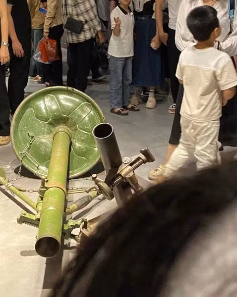 Hiện vật trong Bảo tàng Lịch sử Quân sự Việt Nam bị đổ, bị trẻ em trèo lên. Hiện vật trong Bảo tàng Lịch sử Quân sự Việt Nam bị đổ, bị trẻ em trèo lên.