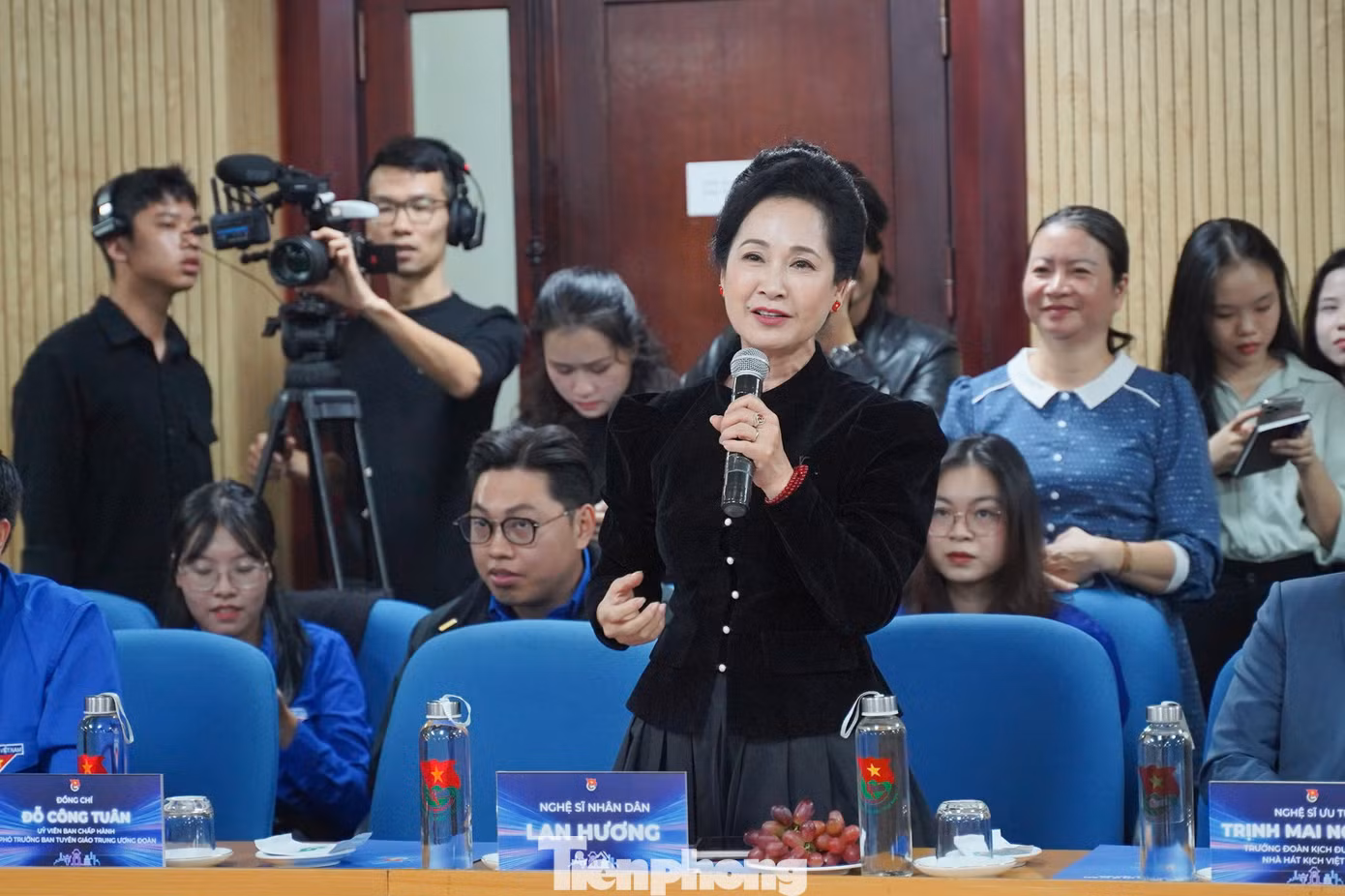 Cũng có mặt tại sự kiện, NSND Lan Hương cho biết cô học hỏi được nhiều từ các nghệ sĩ trẻ. Nữ nghệ sĩ nói cháu nội mình hâm mộ các anh trai, luôn nhún nhảy mỗi khi nghe các bài hát từ chương trình.
