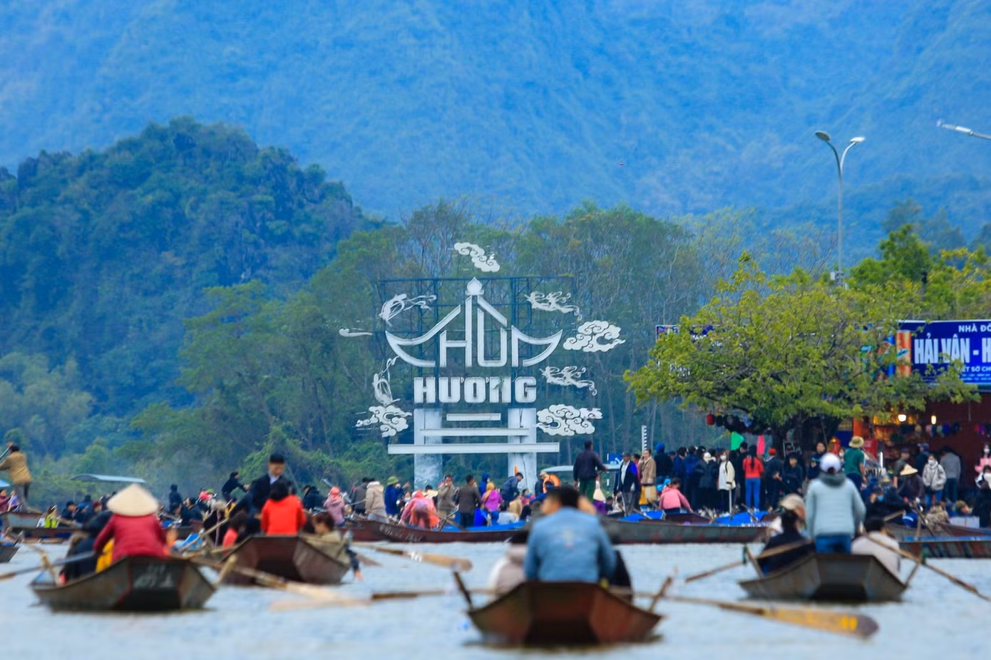 Hàng vạn du khách đổ về Chùa Hương trong ngày những đầu mở hội.