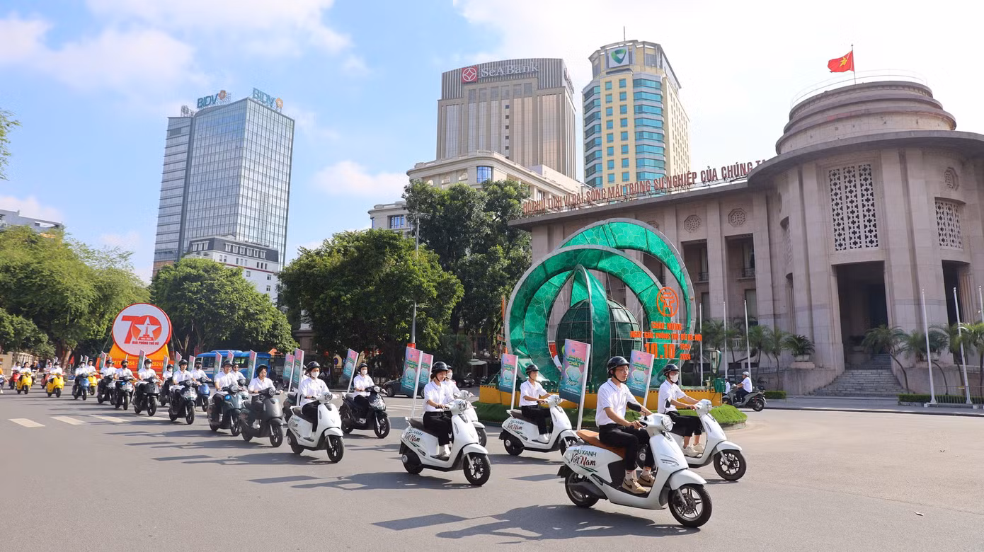 Đoàn xe đi qua Ngân hàng Nhà nước Việt Nam - đơn vị chỉ đạo chương trình Ngày Thẻ Việt Nam 2024.