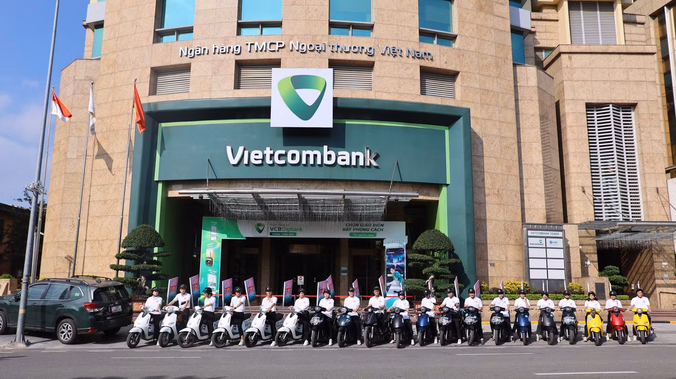 Hình ảnh ấn tượng của những chiếc xe điện phía trước toà nhà Vietcombank (Trần Quang Khải).