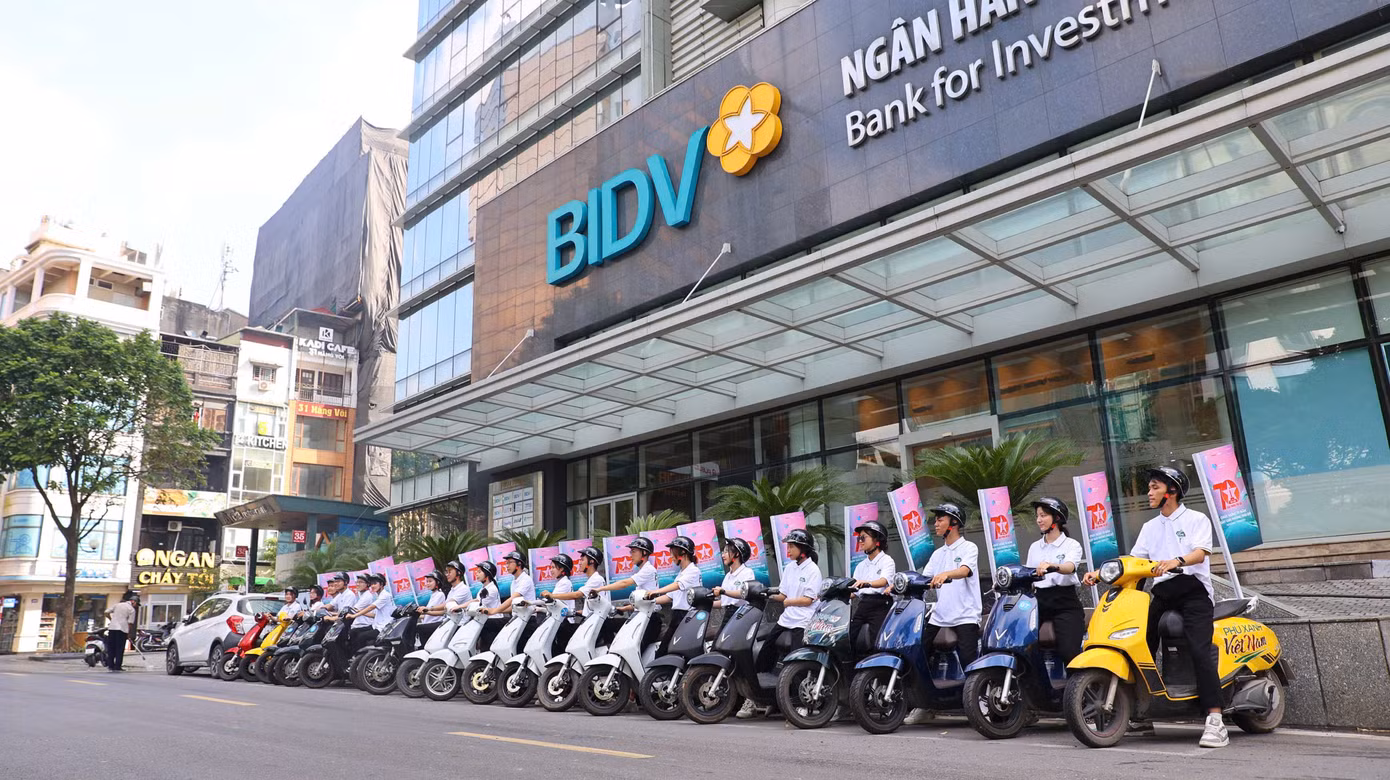Đoàn xe check-in phía trước toà nhà ngân hàng BIDV, đơn vị tài trợ Bạc của Ngày thẻ Việt Nam 2024.