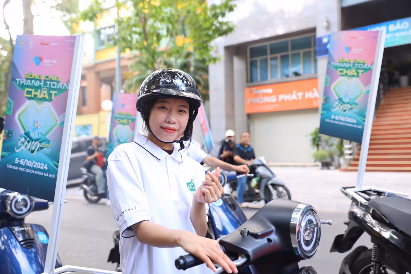 Chuỗi sự kiện Ngày Thẻ Việt Nam 2024 còn có tọa đàm hướng nghiệp dành cho gần 1.000 sinh viên tại Trường Đại học Kinh tế quốc dân (ngày 4/10) về chủ đề Quản lý tài chính cá nhân, cơ hội việc làm trong ngành tài chính ngân hàng.