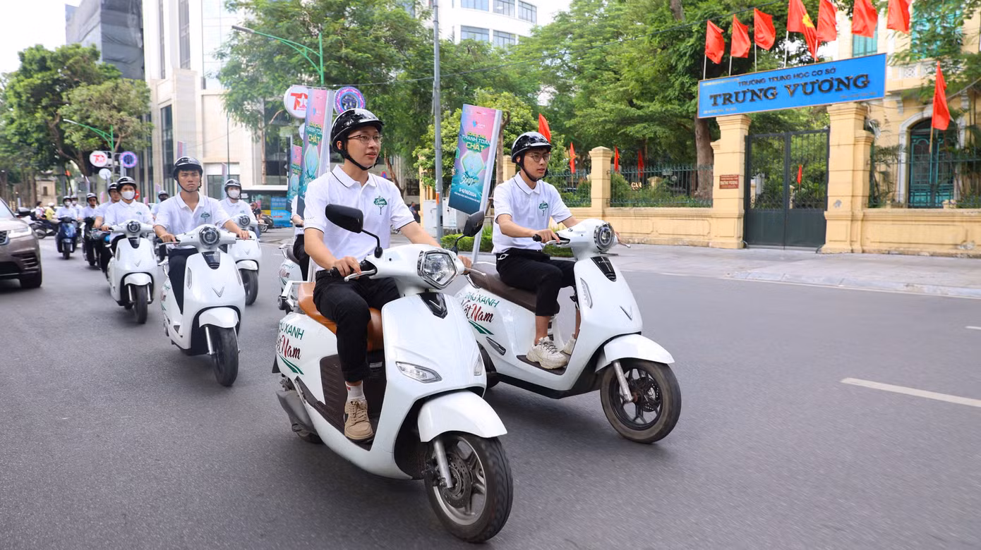 Đoàn xe điện mang theo những thông điệp tích cực đi qua nhiều trục đường giao thông chính của Thủ đô Hà Nội nhằm quảng bá về Ngày Thẻ Việt Nam 2024 và thông điệp khuyến khích thanh toán thông minh, không sử dụng tiền mặt.