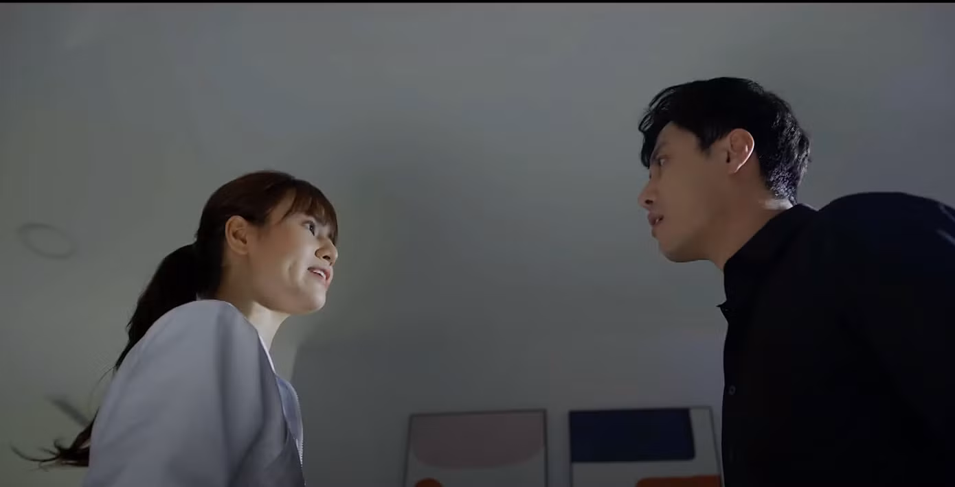 Hôm sau về nhà, Hân (Việt Hoa) và Đức Anh (Thanh Sơn) cãi nhau to đến mức Hân phải đề nghị ly hôn.