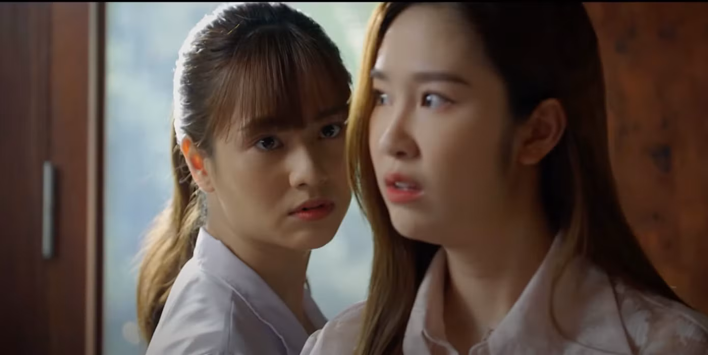 Hân không để Linh bỏ đi trước bởi cô ta không đủ tuổi để đi trước Hân.